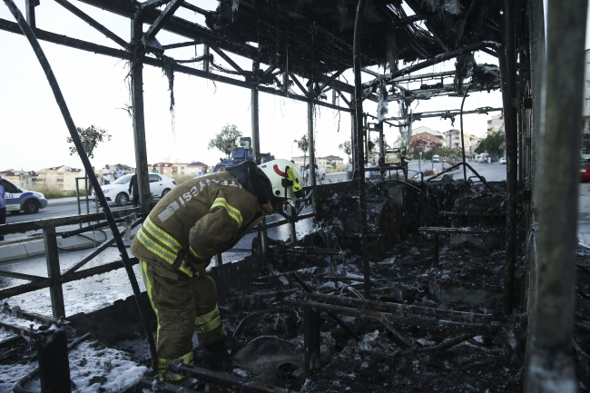 Sultangazi'de seyir halindeki özel halk otobüsünde yangın
